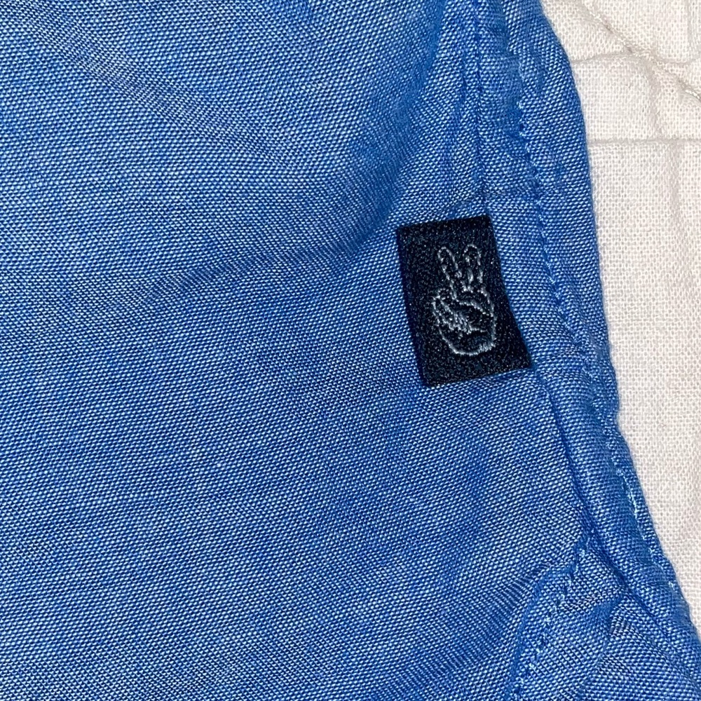 John Varvatos men’s Lightweight Medium Blue LS Button Down Shirt